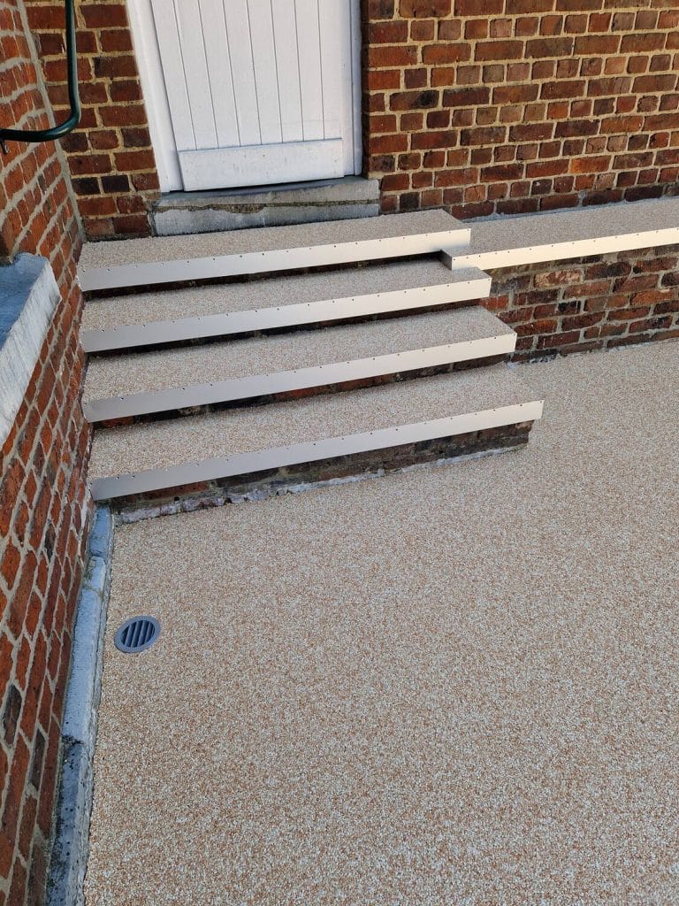 Escalier extérieur en tapis de pierres beige avec emmarchements à nez inox — Sol Color