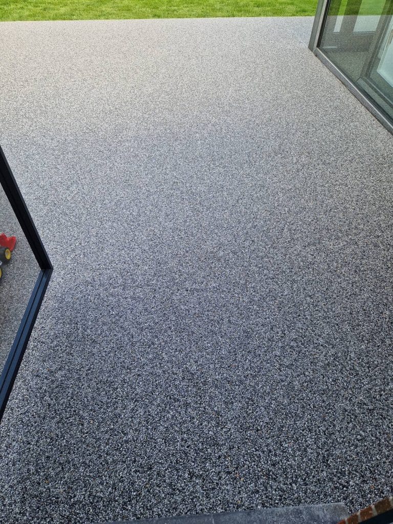 Terrasse en tapis de pierres anthracite, finition minérale sans joints — Sol Color